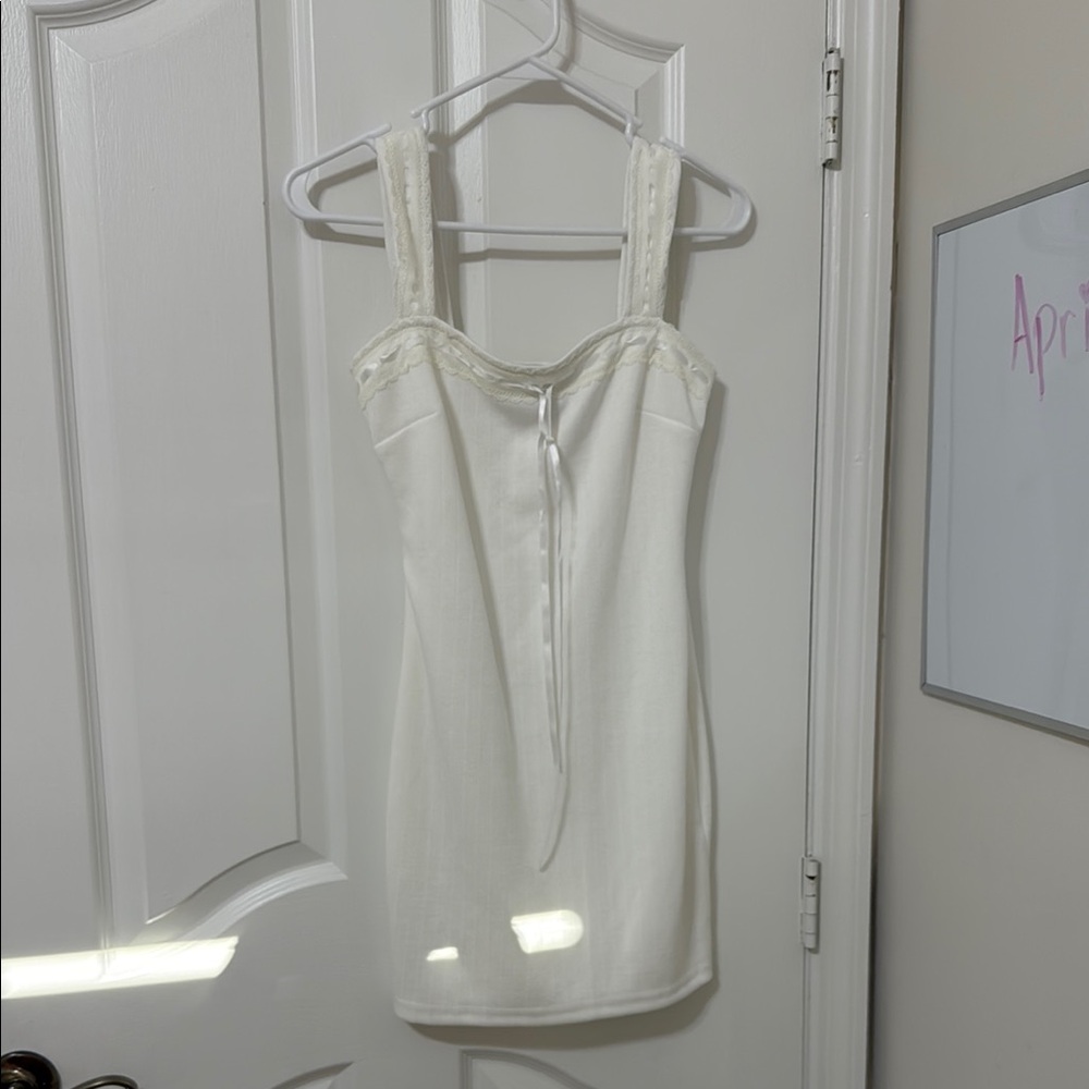 Elegant White Sleeveless Dress